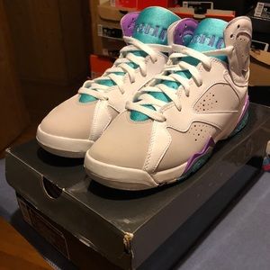 SIZE 6 GIRLS AIR JORDAN 7 RETR Hornets
100% Authen